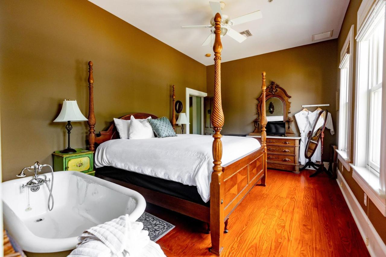 Southern Charm In The Camellia Rose Inn ゲインズビル エクステリア 写真